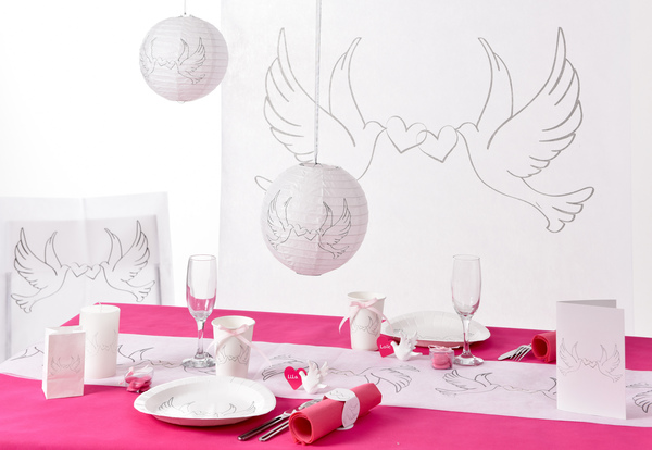 Deko-Beispiel für Tischläufer-TAUBEN: 300mm breit / 5m-Rolle.