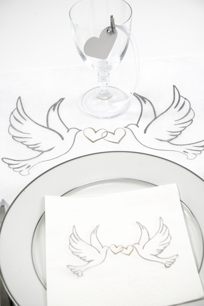 Deko-Beispiel für Tischläufer-TAUBEN: 300mm breit / 5m-Rolle.