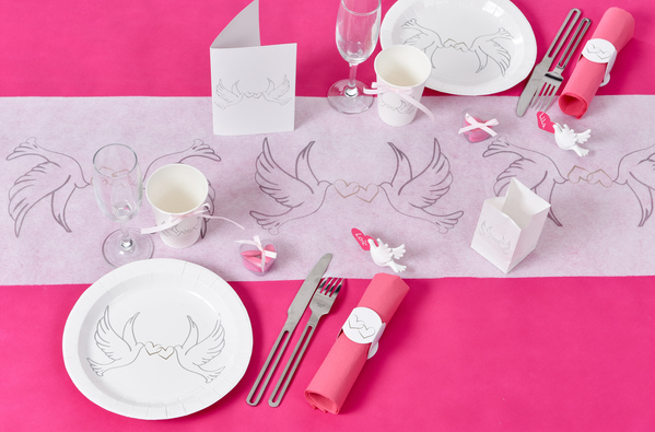 Deko-Beispiel für Tischläufer-TAUBEN: 300mm breit / 5m-Rolle.