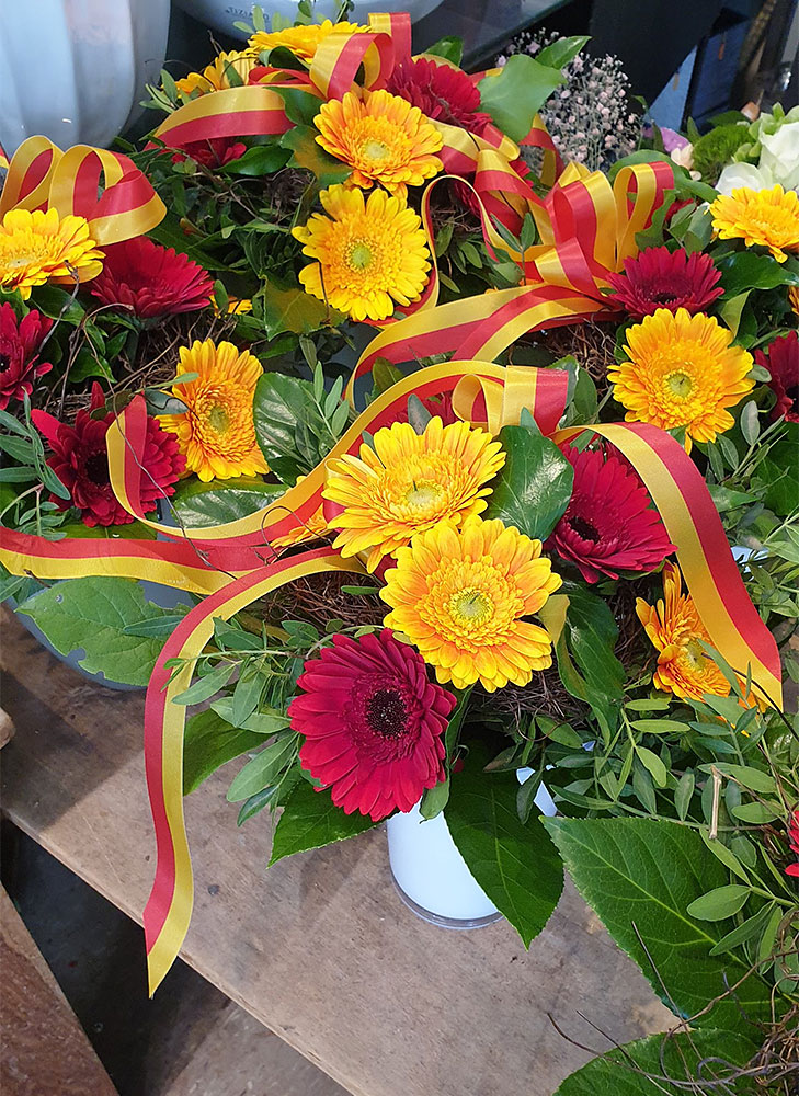 Deko-Beispiel für Blumensträuße: Vereinsband: Rot-Gelb in 25mm Breite