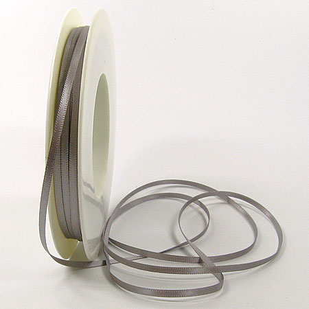 12100-3-181-silber-grau Satinband SINFINITY, silber-grau: 3mm breit / 50m-Rolle, mit feiner Webkante.