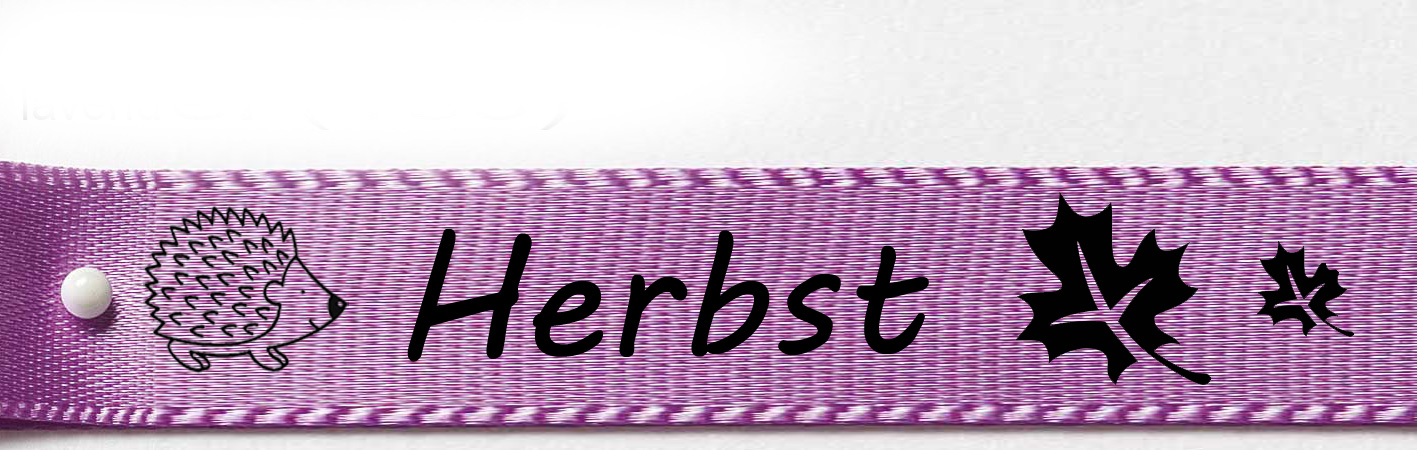 Herbst-Igel-Blaetter-lavendel-schwarz Herbstband aus Doppelsatinband lavendel mit Herbstmotiven und Schriftzug