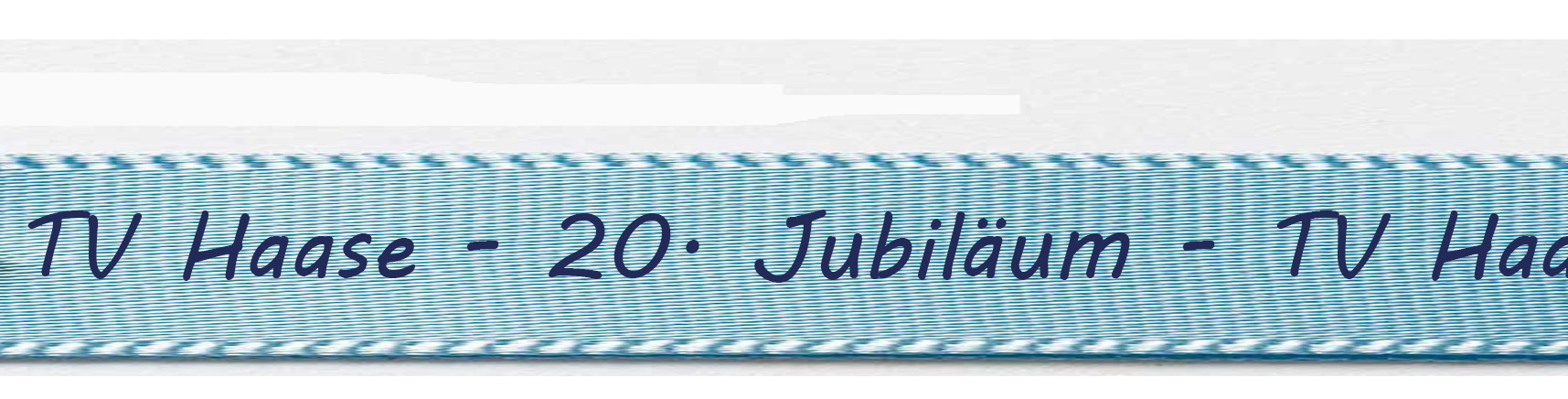 Beispiel: Ihr Text auf Satinband hellblau-marineblau mit moderne-Schrift: 15mm breit / 25m-Rolle